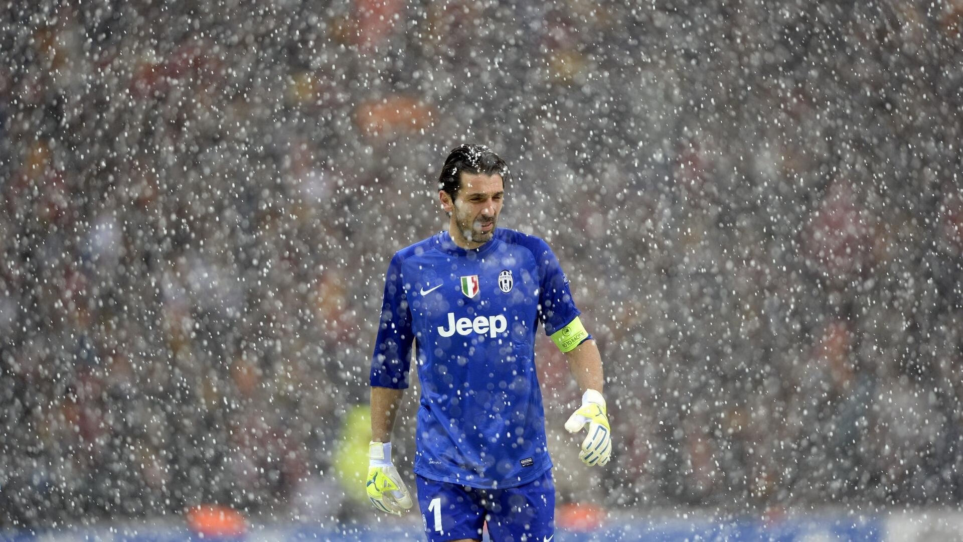 阿扎伦卡连续十二场比赛得分超过出色发挥,篮网不断突破!观众掌声雷动——一场关于坚持与热爱的软文